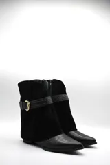 Bota corta de diseño sofisticado que combina texturas. Presenta puntera en cuero grabado tipo croco y caña en gamuza suave. Incluye una correa decorativa con hebilla metálica en el tobillo y taco bajo.