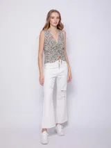 Blusa sin mangas con estampado floral, escote en V y jareta fruncida en el centro.