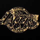 Remera negra de algodón con el logo de la NBA y el logo de Los Angeles Lakers en el pecho.