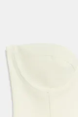 Corsé color bordó con aros y varillas, confeccionado en tejido elástico. Presenta escote corazón y diseño sin hombros.