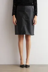 Falda de corte recto y largo midi, confeccionada en eco cuero negro con acabado mate y costuras verticales visibles.