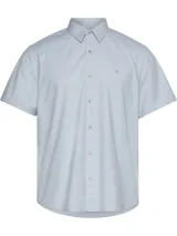 Camisa celeste de manga corta, confeccionada en tejido Oxford de algodón orgánico con elastano. Tiene cierre frontal con botones, cuello clásico y logo de Calvin Klein Jeans bordado en el pecho.