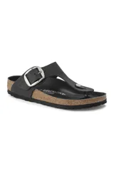 Sandalias Birkenstock modelo Gizeh, color negro, con hebilla grande plateada y plantilla anatómica de corcho.