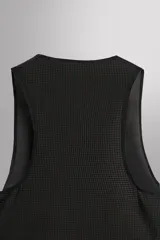 Musculosa deportiva Zara Athleticz de tejido ligero y elástico con paneles laterales de malla transpirable. Presenta cuello redondo, sisas amplias y bajo con aberturas laterales.