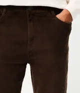 Pantalón baggy masculino de corderoy marrón con textura acanalada, corte holgado, cintura con presillas, cierre frontal y bolsillos funcionales.