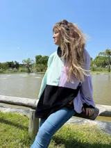 Polerón oversize con bloques de color lila, verde agua y negro.