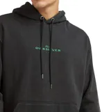 Canguro Quiksilver con capucha y bolsillo frontal tipo canguro, en color negro con efecto lavado y logo bordado en verde en el pecho.