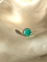 Caravana de resina color lila con strass plateado alrededor, de 1cm de diámetro. Se vende por unidad.