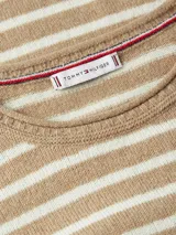 Sweater de lana con cuello redondo y diseño de rayas horizontales en tonos beige y blanco. Presenta un corte regular, mangas largas y el logo de la marca bordado discretamente en el pecho.