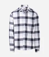 Camisa de corte comfort confeccionada en algodón, con estampado de cuadros en tonos marrón, beige y azul. Presenta cuello camisero, mangas largas con puños abotonados y cierre frontal con botones.
