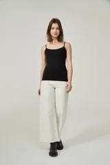 Musculosa de bretel fino color crudo, corte ajustado al cuerpo y escote redondo.