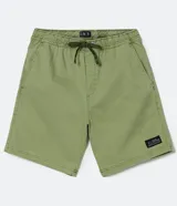 Bermuda masculina color gris claro, de sarga con efecto jaspeado, cintura elástica ajustable con cordón, bolsillos laterales y traseros, y etiqueta en la barra.