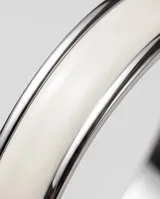 Esclava rígida de plata 925 con centro esmaltado en color blanco.