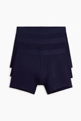 Pack de tres calzoncillos tipo trunk de color azul marino, confeccionados en punto elástico con costuras planas y cintura elástica. Presentan un diseño con parte delantera forrada y tecnología que mantiene la forma.
