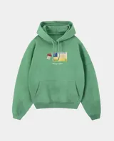 Hoodie de corte regular en color verde, con capucha ajustable mediante cordones y bolsillo frontal tipo canguro. Presenta un estampado gráfico central que simula un boleto de transporte antiguo con detalles en tonos amarillos y rojos.
