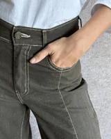 Pantalón de jean estilo wide leg con costuras verticales frontales, tiro alto y bolsillos laterales.