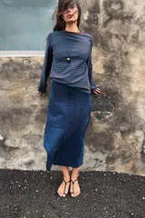 Falda midi de corte acampanado confeccionada en tejido con efecto ante color bordó. Presenta tiro medio, trabillas en la cintura y cierre frontal con cremallera y gancho metálico.