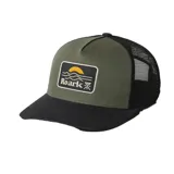 Gorra tipo trucker de cinco paneles con frente y visera en color verde oliva, y parte trasera de malla negra. Presenta un parche frontal rectangular con diseño gráfico de un atardecer y el logo de la marca Roark. Cuenta con cierre ajustable en la parte posterior.