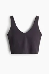 Top deportivo SoftMove negro con escote en V y tirantes anchos, confeccionado en tejido funcional con tecnología que absorbe el sudor.