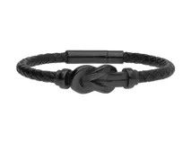 Pulsera de diseño trenzado en color negro, confeccionada en cuerina con un nudo metálico central y cierre magnético.