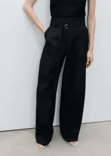 Pantalon de corte wide leg color negro, con tiro alto, pinzas delanteras, bolsillos laterales y cinturón incorporado con hebilla metálica.
