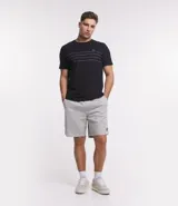 Bermuda de sarga de algodón con elastano, de corte recto y diseño clásico. Cuenta con bolsillos laterales y traseros, y cierre frontal con botón y cremallera.