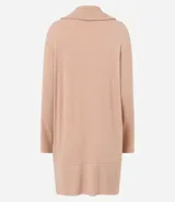 Cardigan alargado de punto color gris, con abertura frontal y bolsillos laterales.