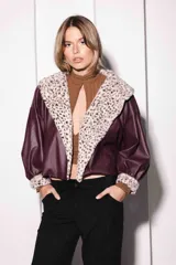 Campera corta de cuerina color bordó con cuello y puños de piel sintética con estampado animal print. Mangas largas abullonadas y corte holgado.