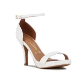 Sandalia de tacón alto Vizzano, color blanco, con una tira ancha en la parte delantera del pie y una tira fina ajustable con hebilla alrededor del tobillo. Presenta plataforma delantera y forro interior marrón.