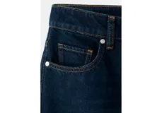 Jeans de denim azul oscuro con corte wide leg, tiro medio y botamanga ancha.