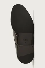 Zapato de vestir tipo derby, color marrón oscuro, con parte superior lisa, horma redonda, cordones y suela con ligero tacón.