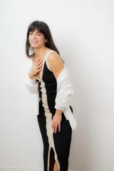 Vestido midi de punto color marrón con franja vertical blanca, escote en V y abertura en la falda.