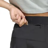 Short deportivo Adidas modelo Adi365 Essentials de color negro, diseñado para running. Presenta una cintura elástica ancha y el logo reflectante de la marca en el dobladillo inferior.