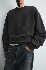 Sudadera de cuello redondo y manga larga con corte relajado. Presenta un acabado con efecto lavado y detalles en rib en puños y ruedo.