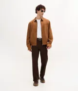 Pantalón de corte recto para hombre, color marrón, confeccionado en sarga. Cuenta con cintura con trabillas, cierre frontal tradicional y bolsillos laterales y traseros.