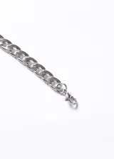 Pulsera de eslabones tipo cadena cubana de 7mm de ancho, fabricada en acero quirúrgico 316L con acabado brillante.