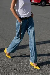 Zapatos cerrados de ecocuero color marrón, con punta fina y taco corrido.