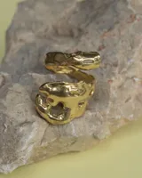 Anillo de diseño orgánico con forma irregular que evoca texturas marinas, con estructura abierta y acabado brillante.
