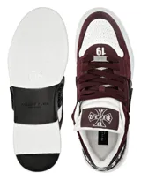 Zapatillas bajas Philipp Plein modelo Phantom Cocco, en combinación de colores bordó y blanco. Presentan suela de goma blanca, cordones bordó, detalles con el logo de la marca en la lengüeta y el lateral, y aplique metálico en los cordones con la inscripción "19".