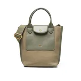 Bolso tipo tote bag de mujer, color verde militar, con cuerpo de lona y solapa frontal de cuero sintético (PU) con cierre a presión. Posee doble asa corta y correa larga desmontable y regulable. Incluye logo XL grabado en la solapa.