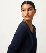 Cardigan de punto fino color gris, con escote en V, cierre frontal con botones y mangas largas. Confeccionado en una mezcla de viscosa y poliamida.