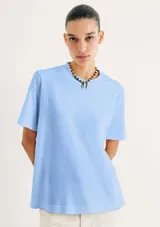 Remera de manga corta en color celeste, con cuello redondo y diseño liso, confeccionada en tejido de algodón.