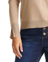 Polera de tejido fino, color rosado, con cuello alto, manga larga y detalle de tajo en los puños.