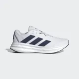 Championes de running Adidas modelo Galaxy 7, color blanco con las tres tiras laterales en azul marino. Presentan una mediasuela con tecnología Cloudfoam para mayor amortiguación y empeine textil transpirable.