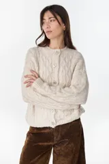 Cardigan tejido de punto gris, de corte relajado, con cuello redondo y cierre frontal de botones.