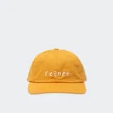 Gorra azul de algodón con logo de la marca bordado en verde en el frente.