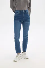 Pantalón de jean azul de tiro alto, corte skinny y cinco bolsillos.