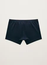 Pack de dos calzoncillos tipo bóxer Hering, uno negro y otro blanco, confeccionados en tejido suave con cintura elástica con el logo de la marca grabado.