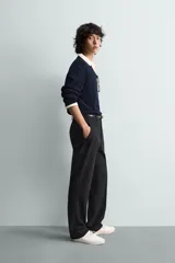 Jersey de punto de algodón, color azul marino, con cuello en V y manga larga.