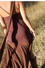 Vestido marrón con base de crepé asimétrico y capa de gasa, incluye chal o corbatín a juego.